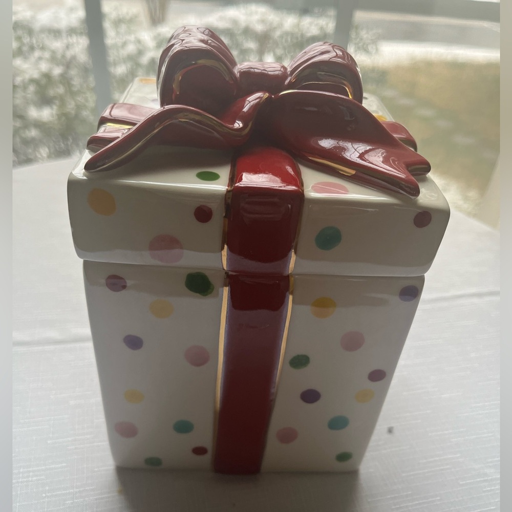 Waterford Holiday Heirlooms
Ceramic Polka Dot Gift Canister Jar
Red Bow With Lid